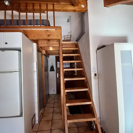 13 Lou Veno Apartment *