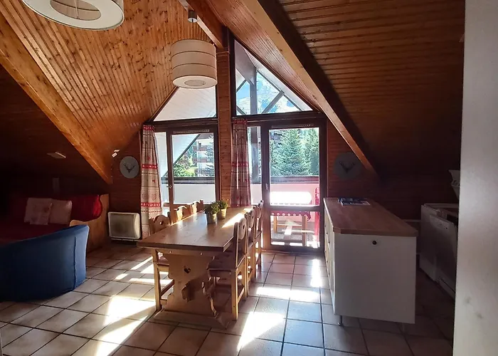 13 Lou Veno Apartment *